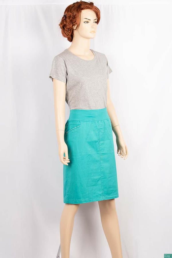 Ladies casual fit Stretchable waist skirt with pockets.