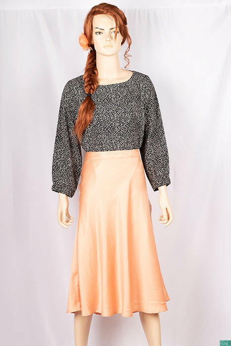 Ladies casual fit mid length Stylish skirts with side chain.