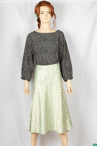 Ladies casual fit mid length Stylish skirts with side chain.