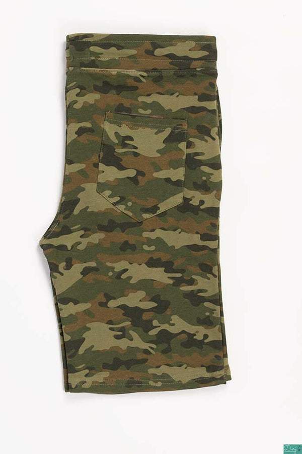 Men’s Comfortable stylish, Casual Shorts are with pockets and elastic drawstring waist in Army camouflage print.