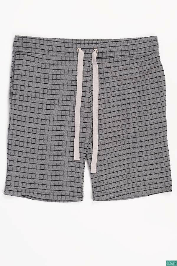 Men’s Comfortable stylish, Casual Shorts with pockets and elastic drawstring waist in Black & Grey Plaids colours.